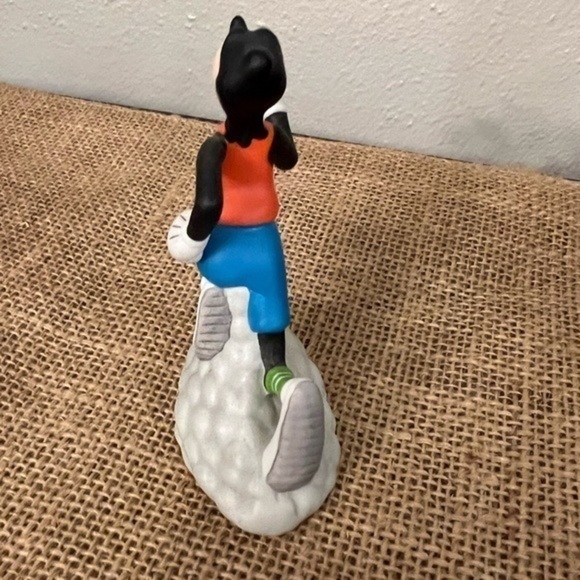 Vintage Disney Goofy Jogging Porcelain Bisque Figure 3 inches tall - Picture 3 of 5